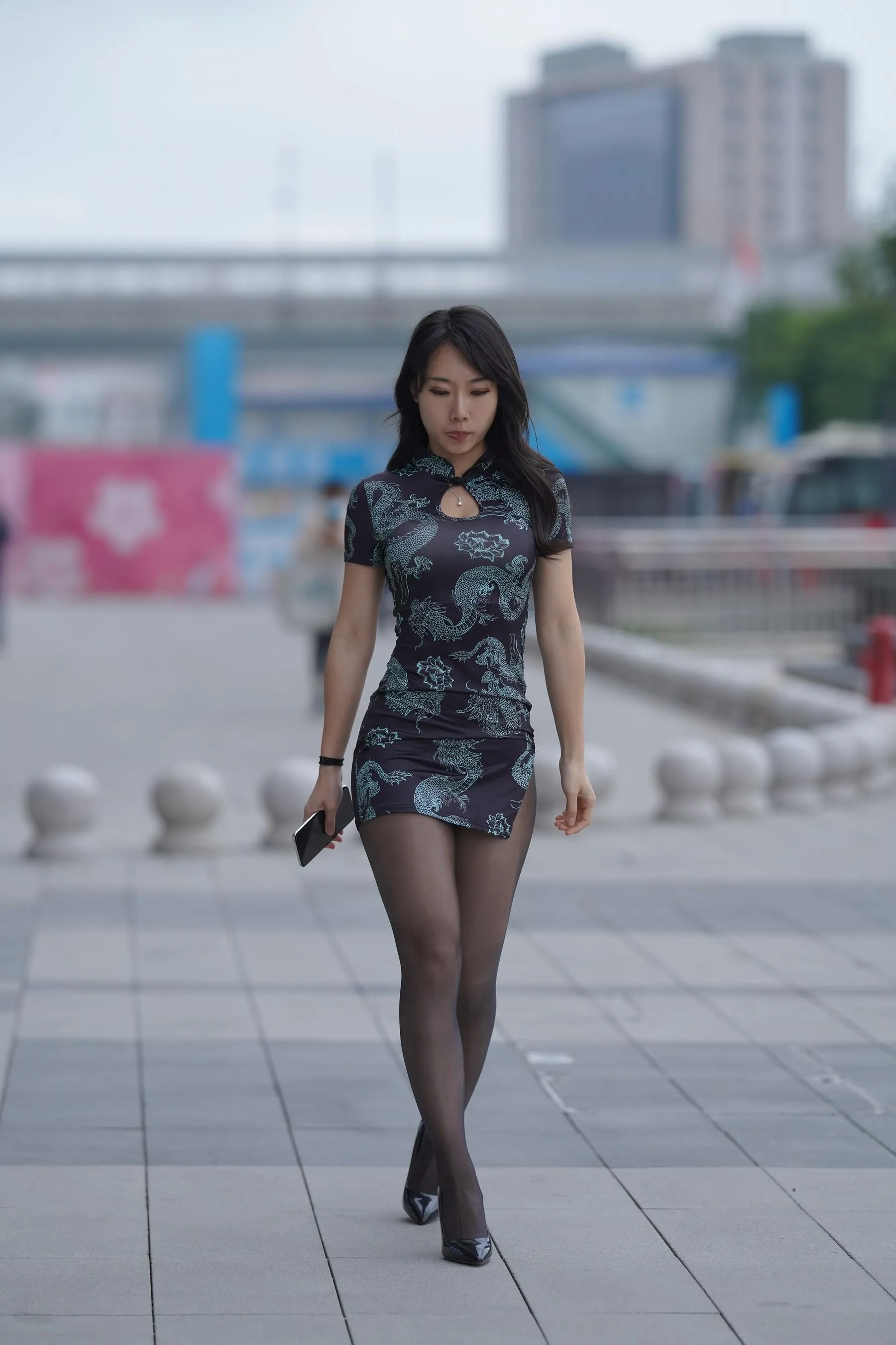 [魔镜街拍] NO.106 性感的黑丝改良旗袍少妇 [382P]插图6